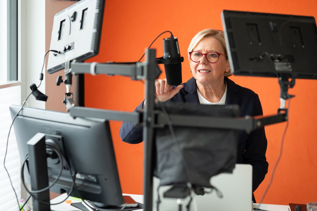 Andrea Heberger im Video „Der Kurs und dein KI-Assistent“